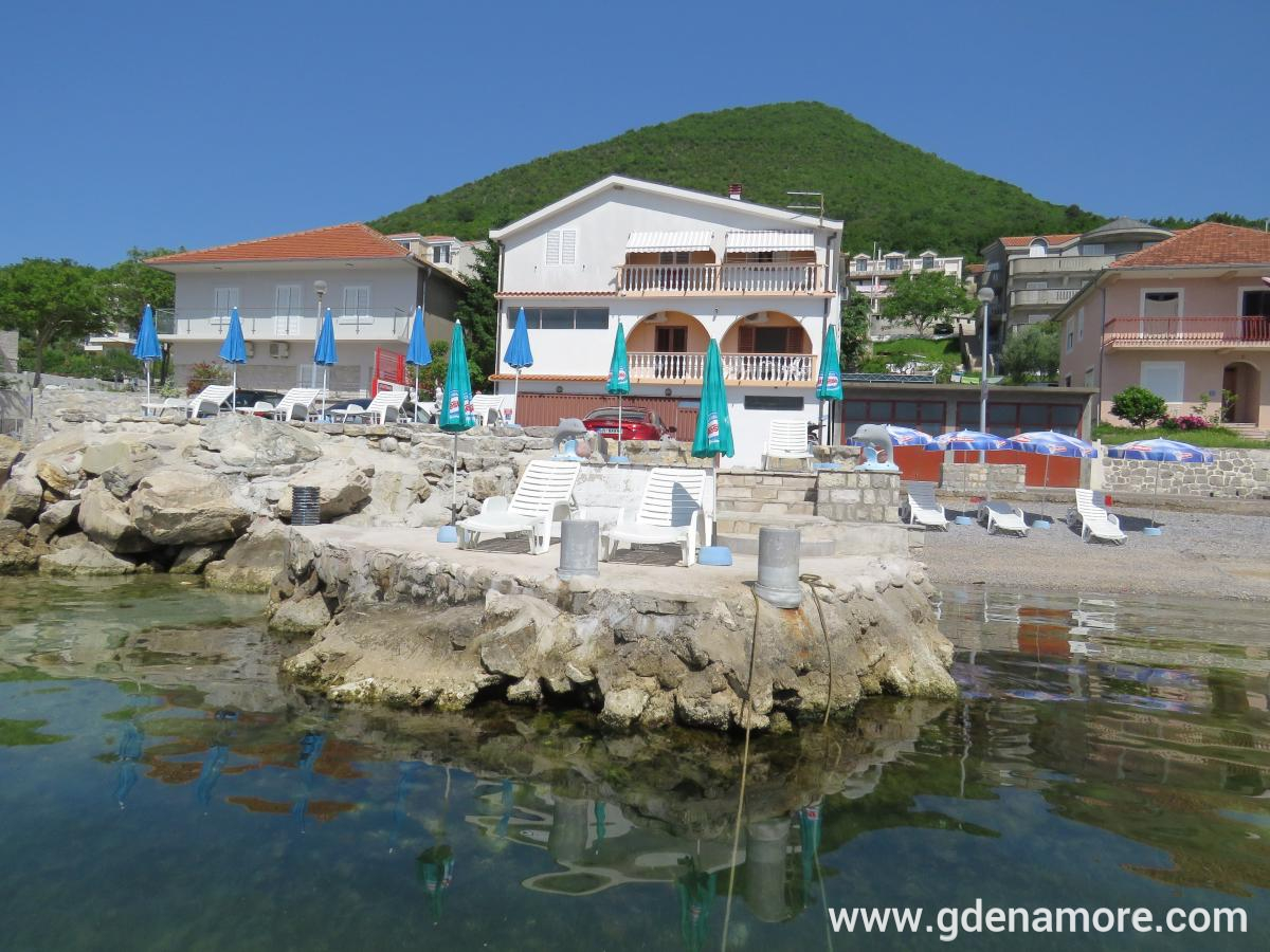 Stan Apartman Mirela, alloggi privati a Bijela, Montenegro - plaza2
